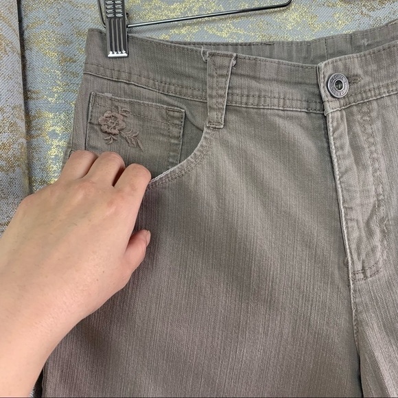 VINTAGE🧚♀️Gloria Vanderbilt Gray Embroidered Women’s Denim Shorts Size 12 - Picture 3 of 13